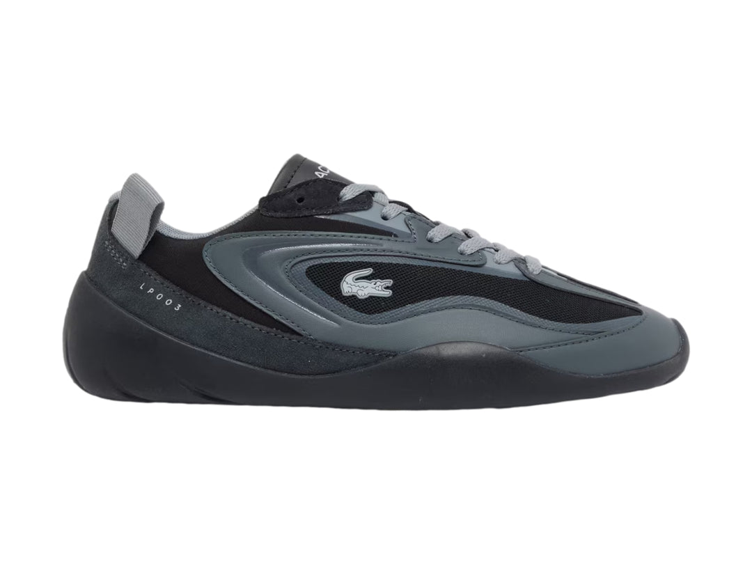 Tenis Lacoste Side Low color negro para mujer con detalles en gris y acabado mate.