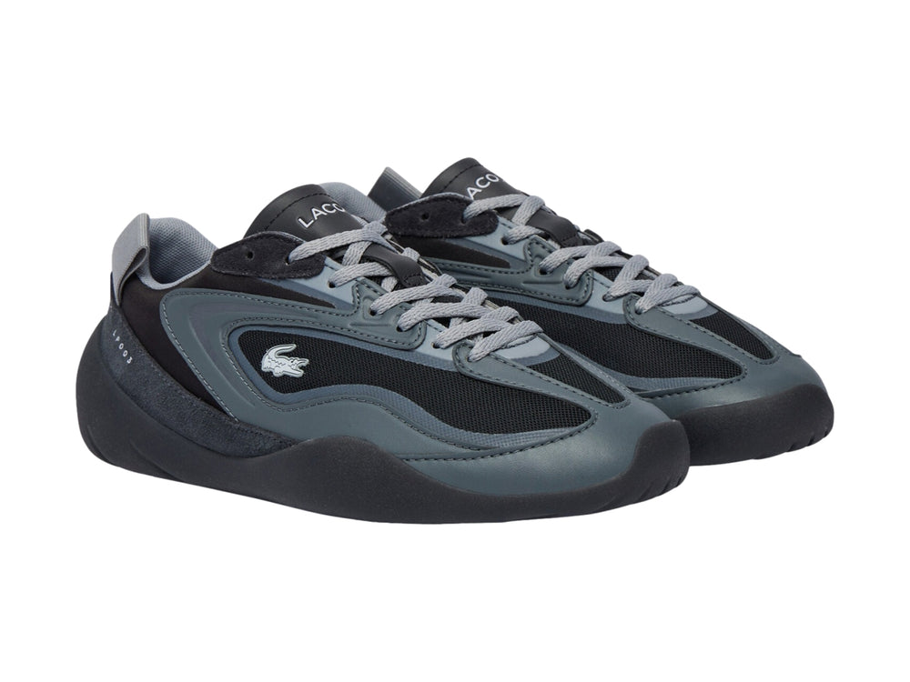 Tenis Lacoste Side Low color negro para mujer con detalles en gris y acabado mate.