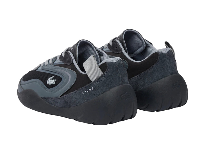 Tenis Lacoste Side Low color negro para mujer con detalles en gris y acabado mate.