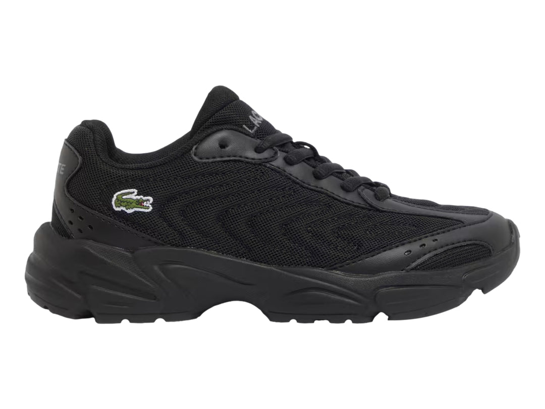 Tenis deportivos Lacoste color negro con suela gruesa y detalles en malla.