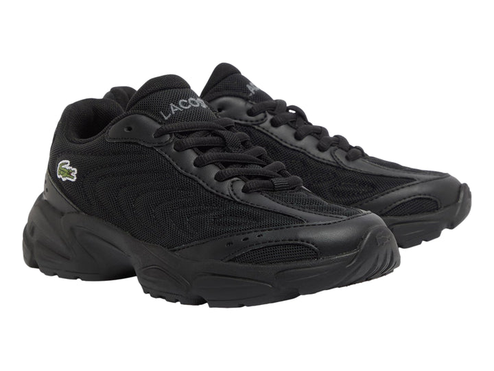 Tenis deportivos Lacoste color negro con suela gruesa y detalles en malla.