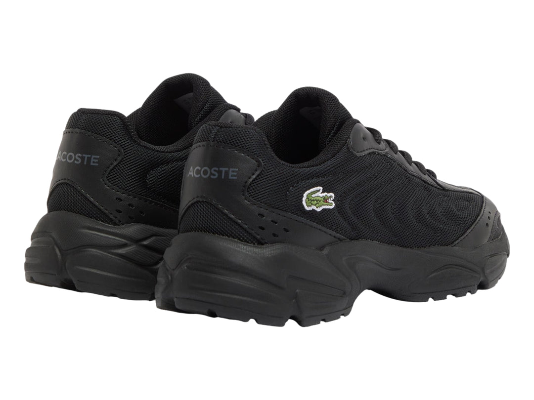 Tenis deportivos Lacoste color negro con suela gruesa y detalles en malla.