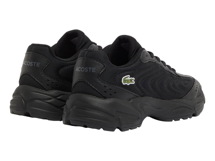 Tenis deportivos Lacoste color negro con suela gruesa y detalles en malla.