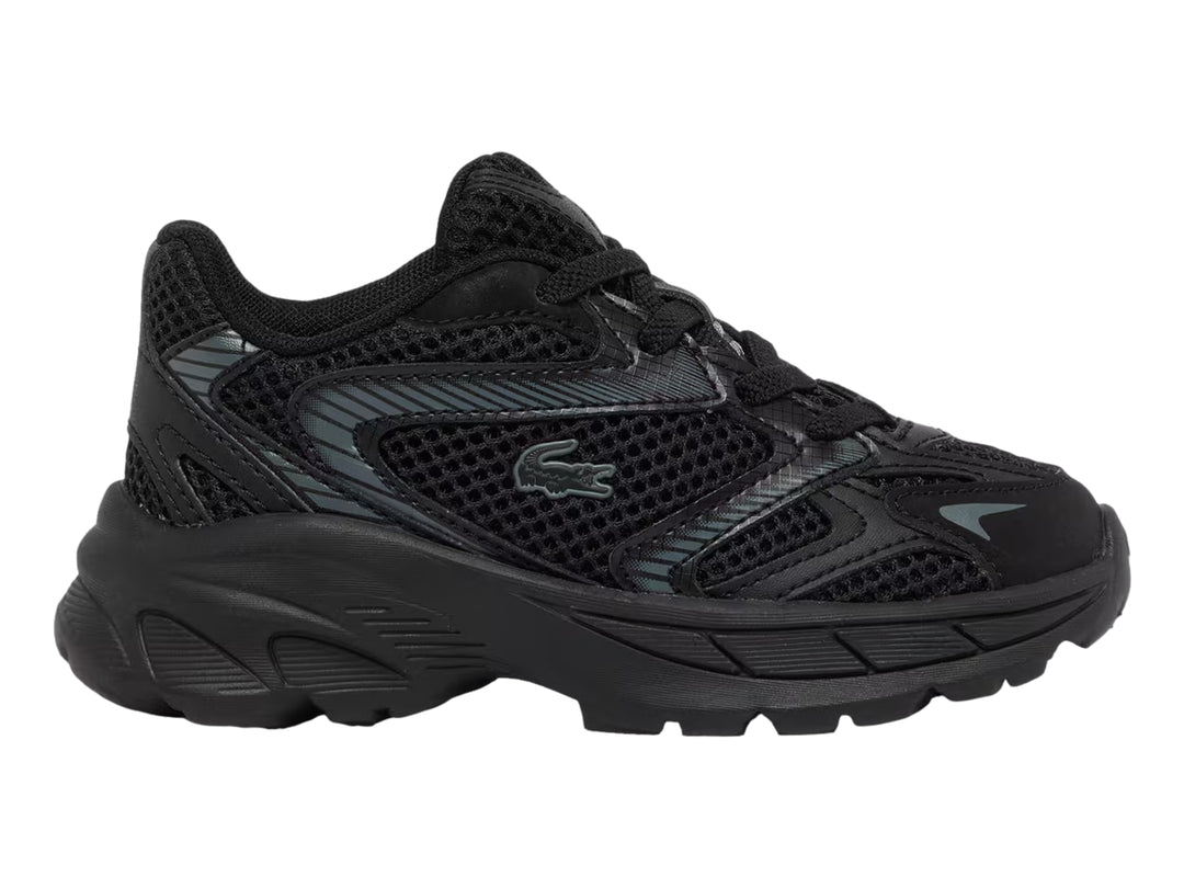 Tenis deportivos Lacoste color negro con detalles en gris oscuro y suela gruesa.