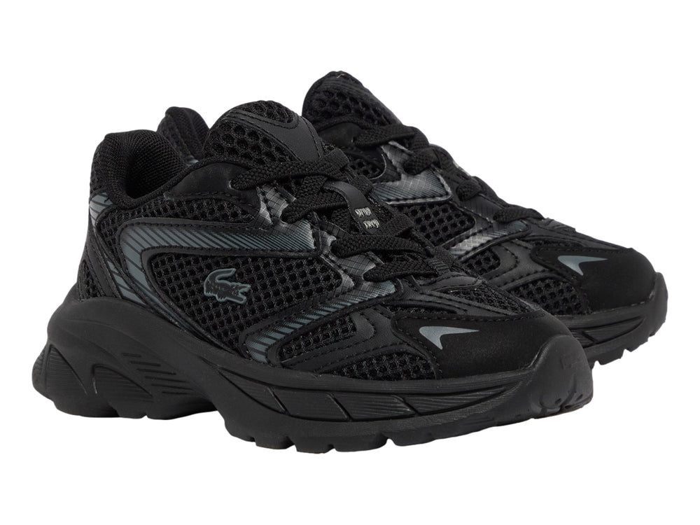 Tenis deportivos Lacoste color negro con detalles en gris oscuro y suela gruesa.