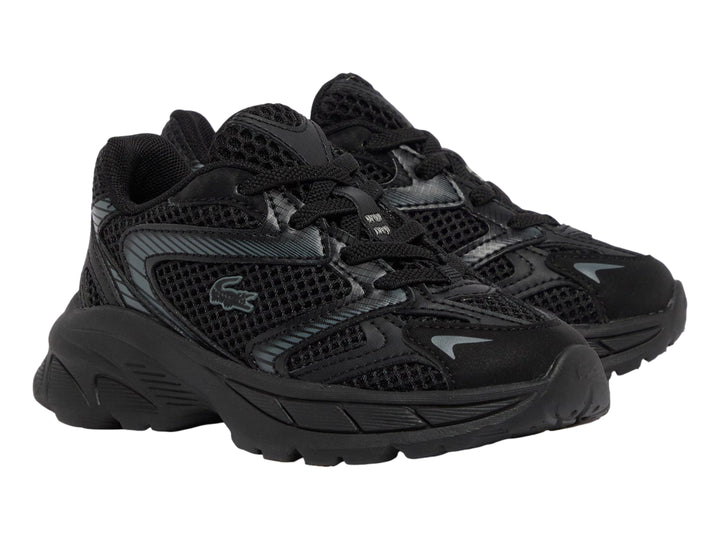 Tenis deportivos Lacoste color negro con detalles en gris oscuro y suela gruesa.