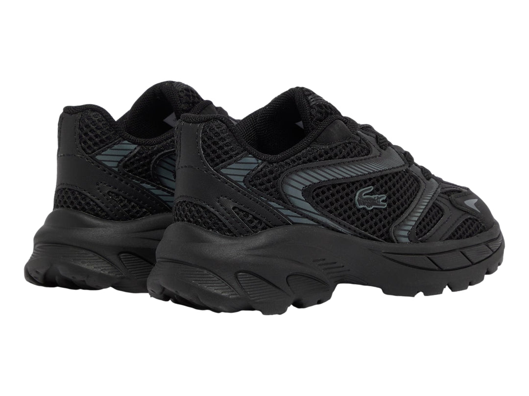 Tenis deportivos Lacoste color negro con detalles en gris oscuro y suela gruesa.