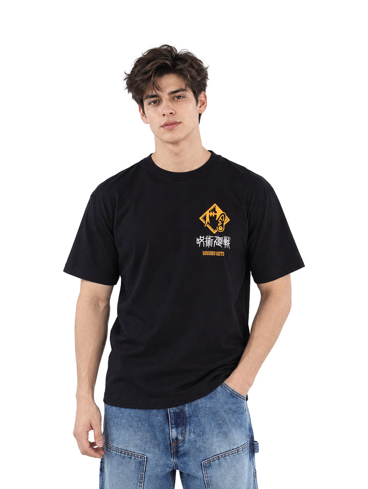 Hombre vistiendo una playera negra de manga corta con un estampado amarillo de Jujutsu Kaisen en el pecho.