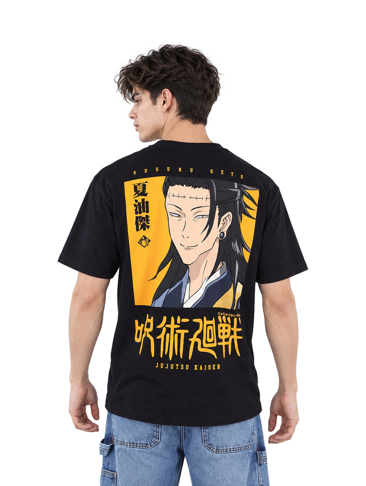 Hombre vistiendo una playera negra de manga corta con un estampado amarillo de Jujutsu Kaisen en el pecho.