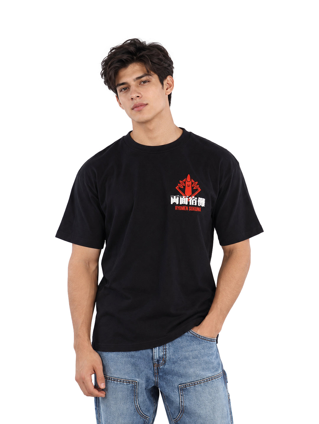 Hombre vistiendo playera negra de manga corta con estampado rojo y blanco en el pecho.