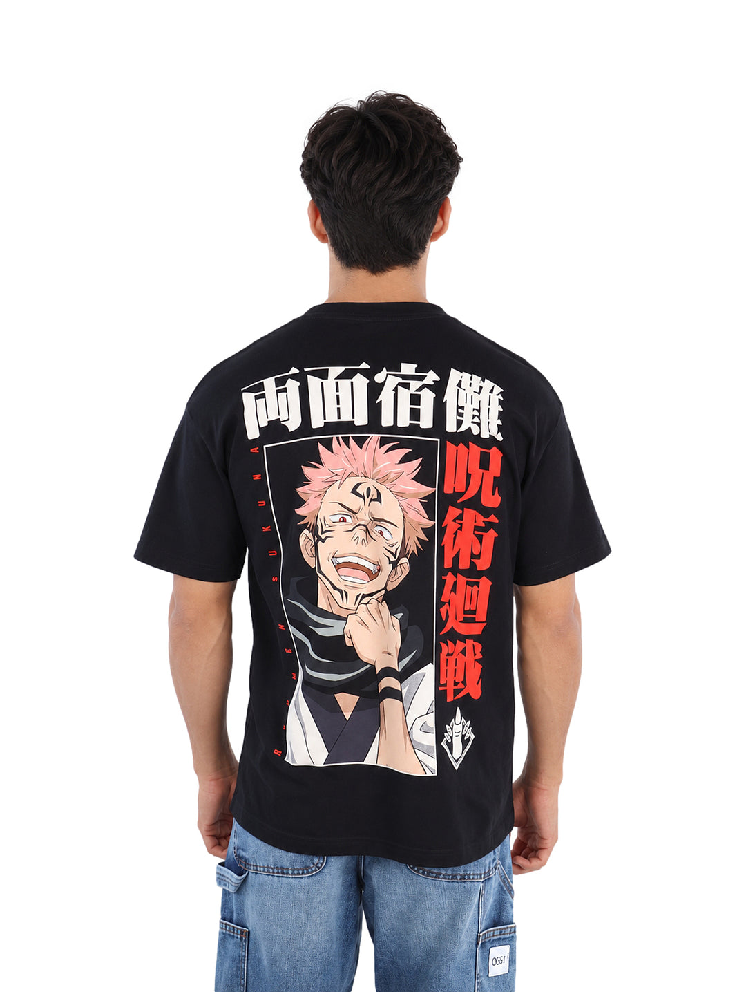 Hombre vistiendo playera negra de manga corta con estampado rojo y blanco en el pecho.