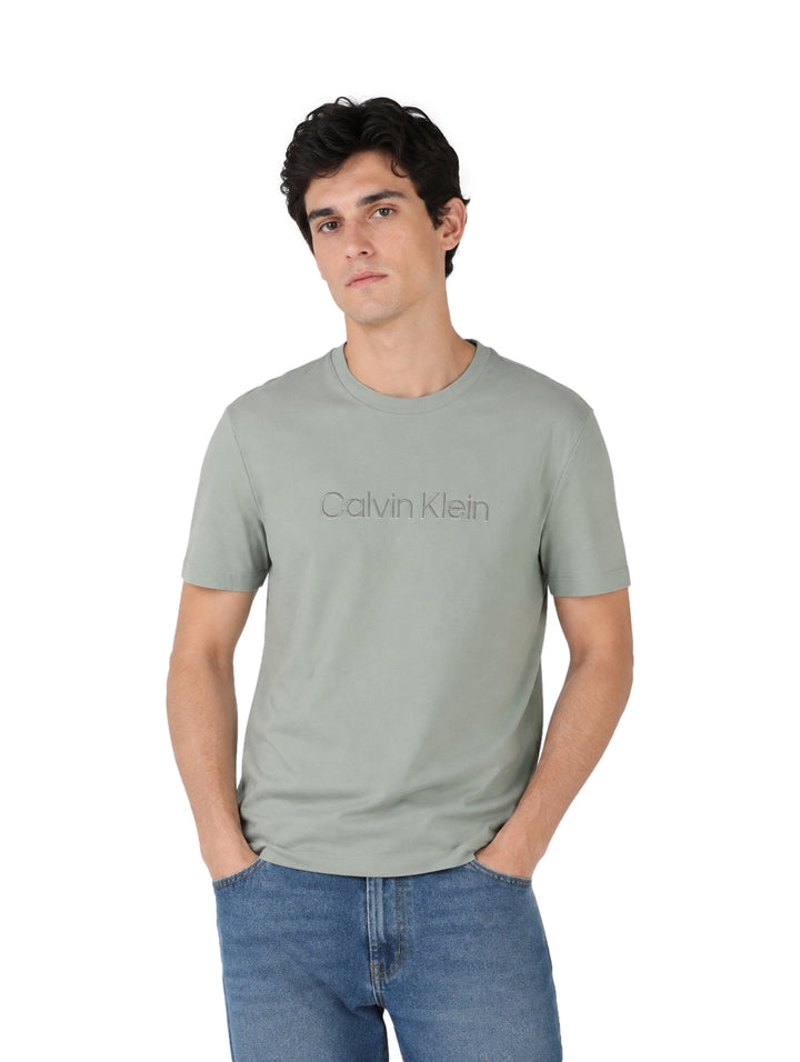 Hombre vistiendo una playera de manga corta color shadow de Calvin Klein con cuello redondo.
