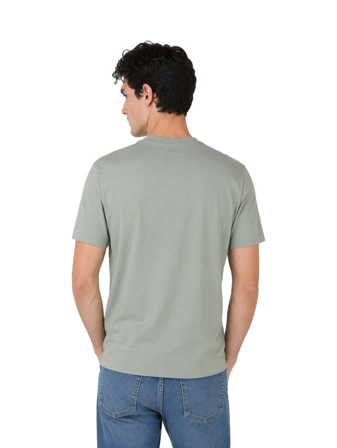 Hombre vistiendo una playera de manga corta color shadow de Calvin Klein con cuello redondo.
