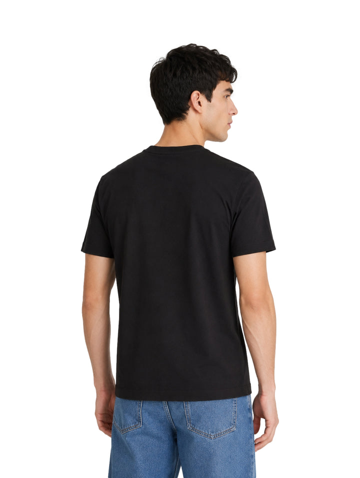 Hombre vistiendo playera Calvin Klein de color negro con cuello redondo y manga corta.