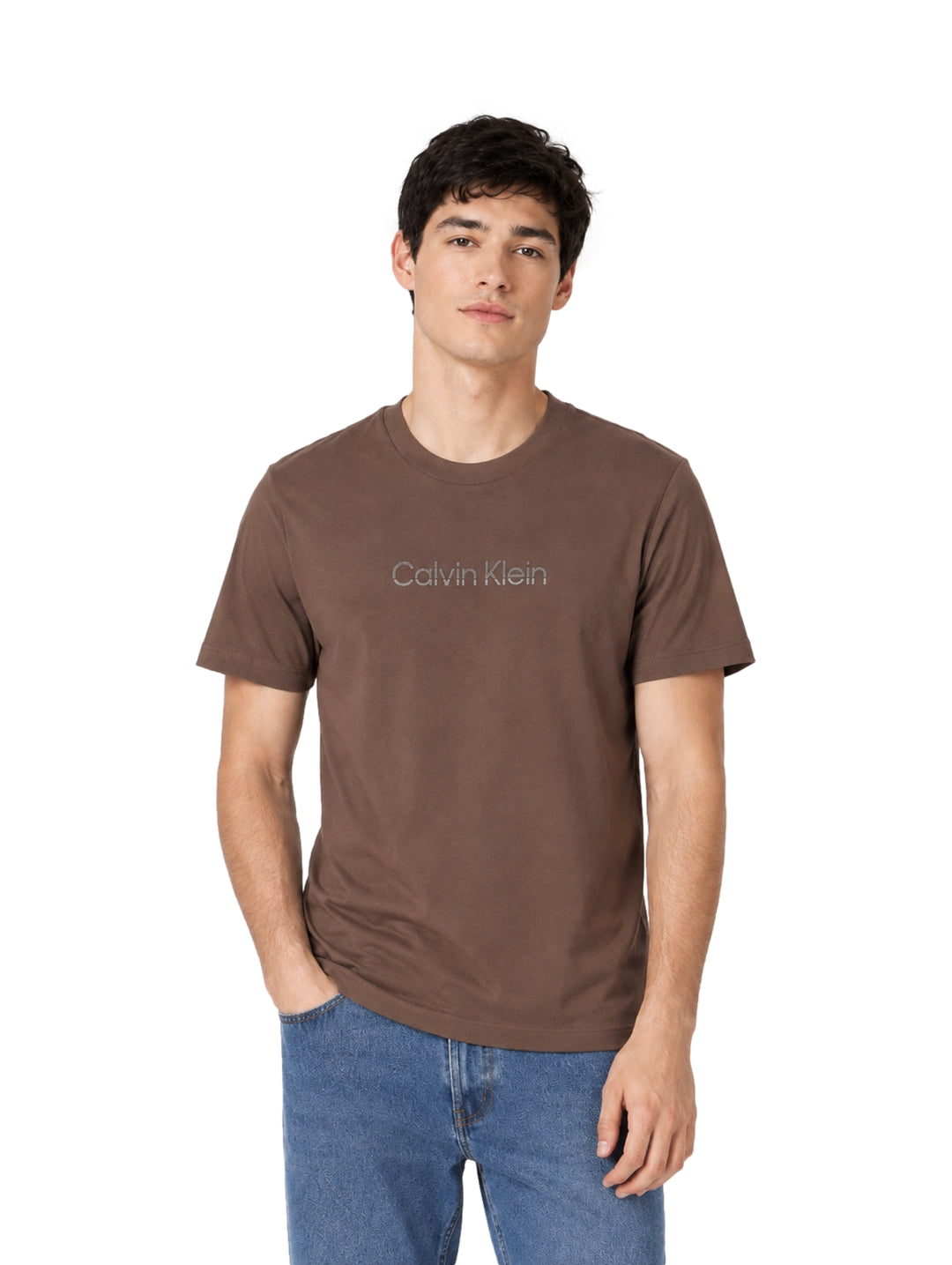 Hombre vistiendo una playera Calvin Klein de color marrón Warm Oak con cuello redondo y manga corta.