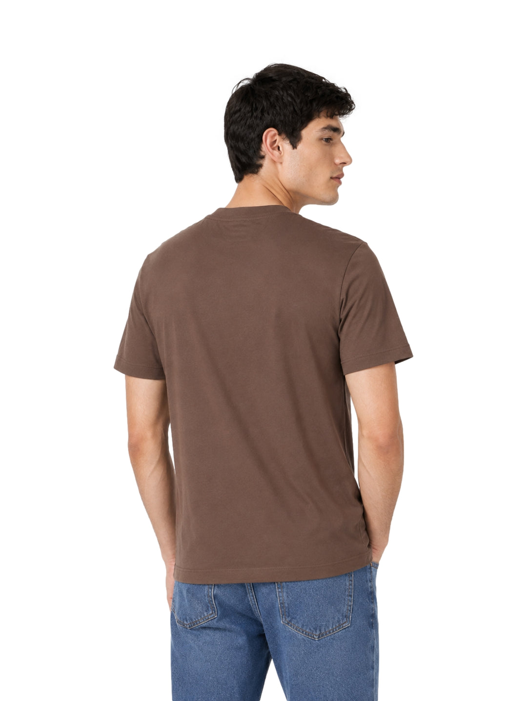 Hombre vistiendo una playera Calvin Klein de color marrón Warm Oak con cuello redondo y manga corta.