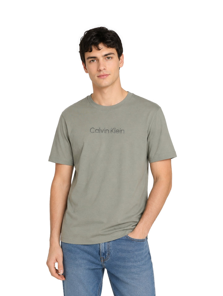 Hombre vistiendo playera Calvin Klein color shadow de manga corta y cuello redondo.