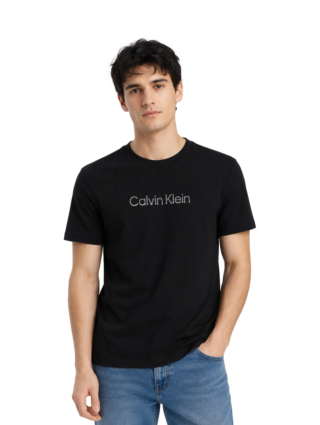 Hombre vistiendo una playera negra de manga corta con el logo de Calvin Klein en el pecho.