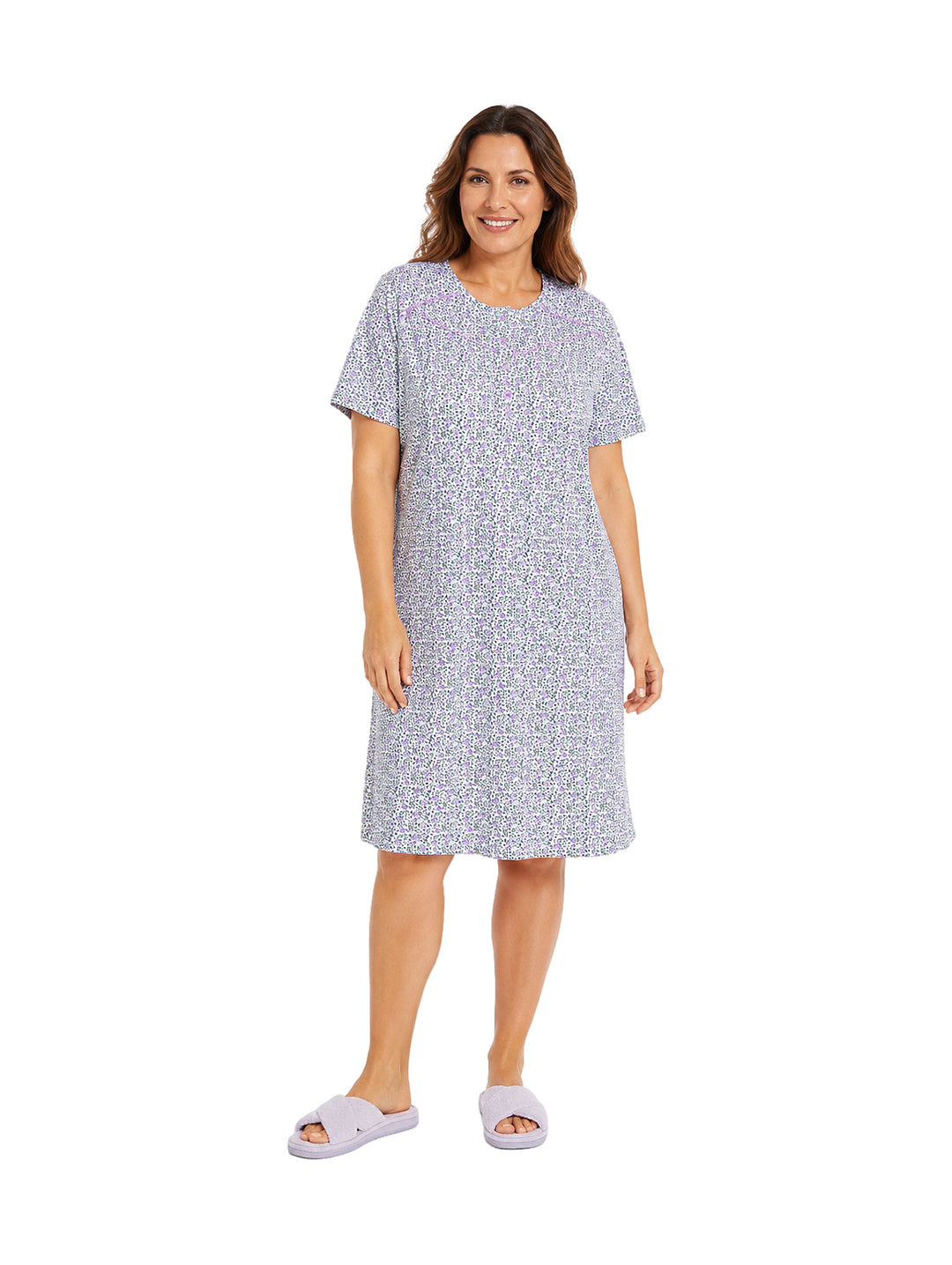 Mujer vistiendo bata pijama corta de color morado con estampado floral blanco.