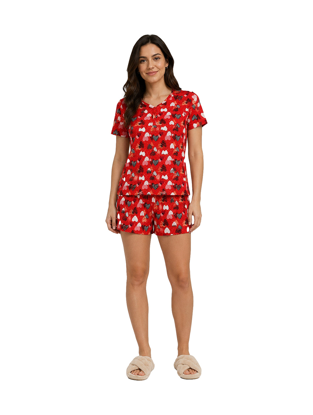 Mujer vistiendo pijama roja de dos piezas con estampado blanco, compuesta por camiseta de manga corta y short.