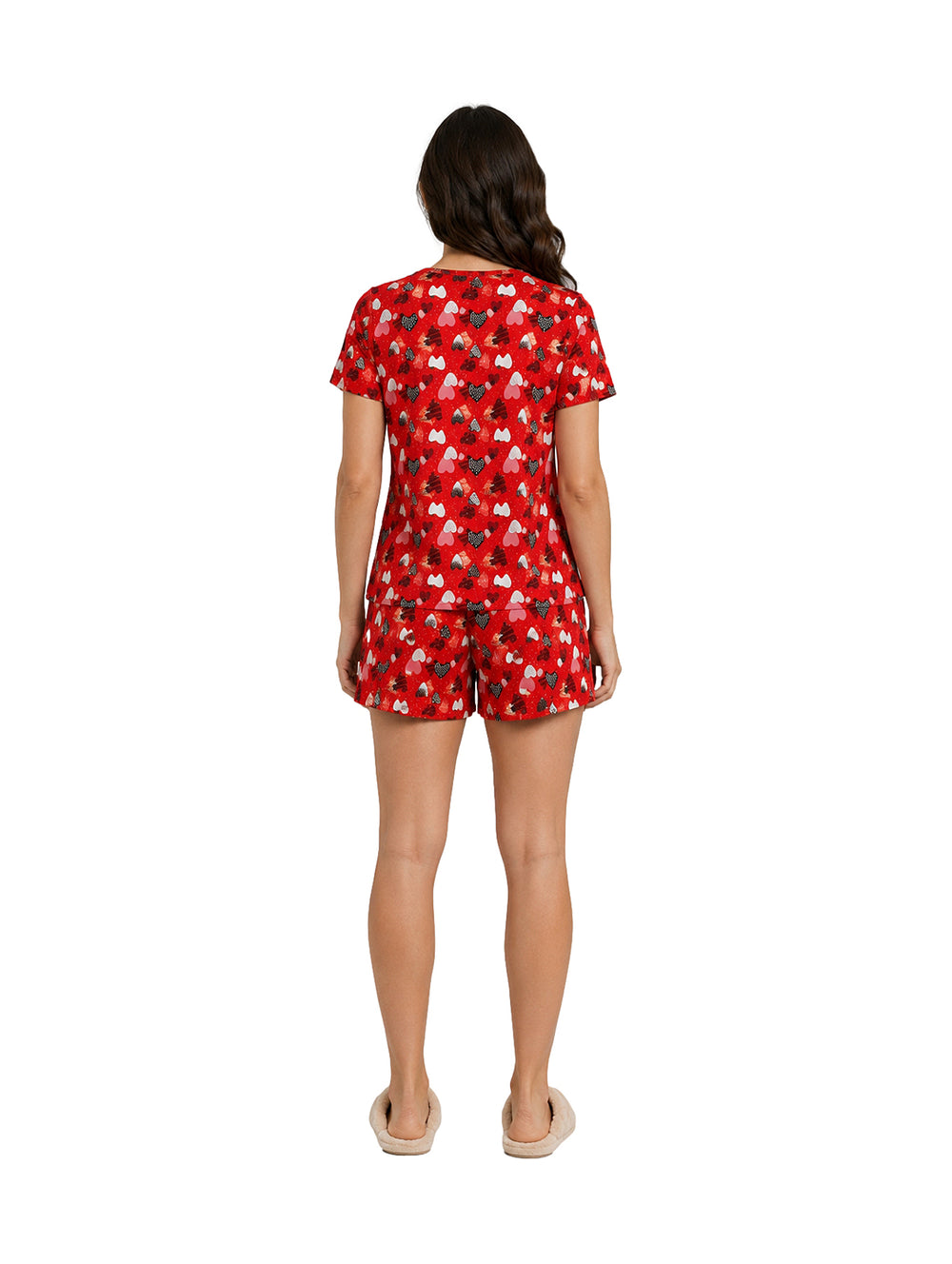 Mujer vistiendo pijama roja de dos piezas con estampado blanco, compuesta por camiseta de manga corta y short.