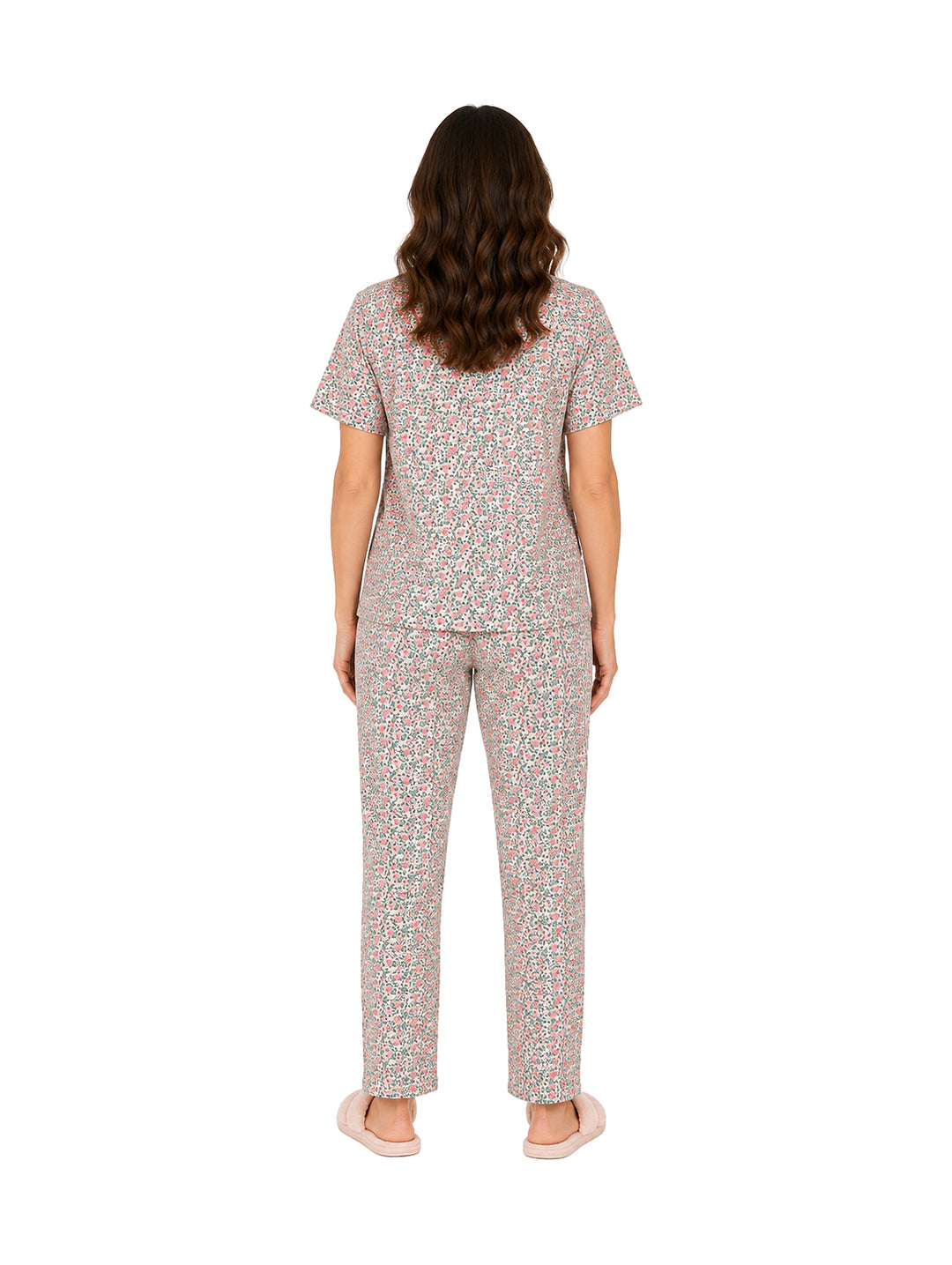 Mujer vistiendo pijama de dos piezas color rosa con estampado floral.