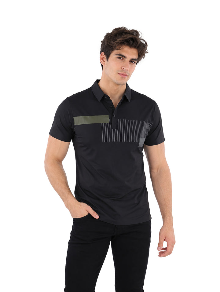 Hombre vistiendo playera polo Pavini color negro con detalle lineal gris en el pecho.
