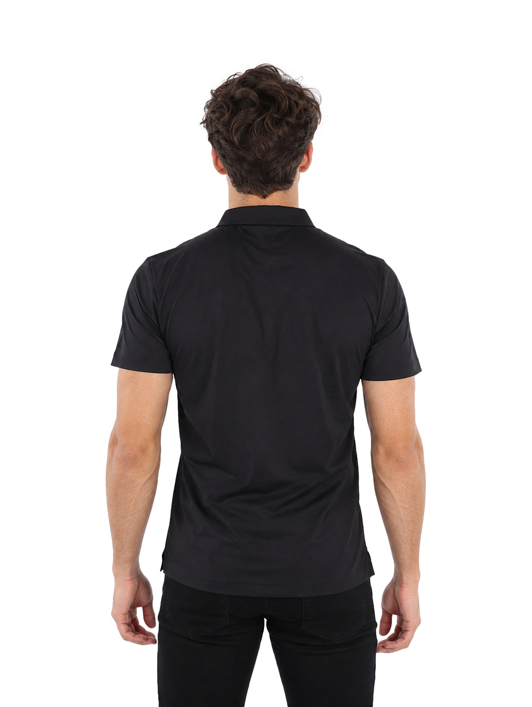 Hombre vistiendo playera polo Pavini color negro con detalle lineal gris en el pecho.