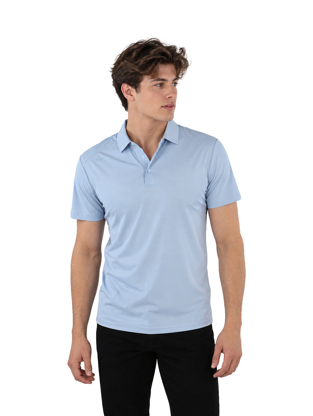 Hombre vistiendo playera polo azul claro y pantalones negros.