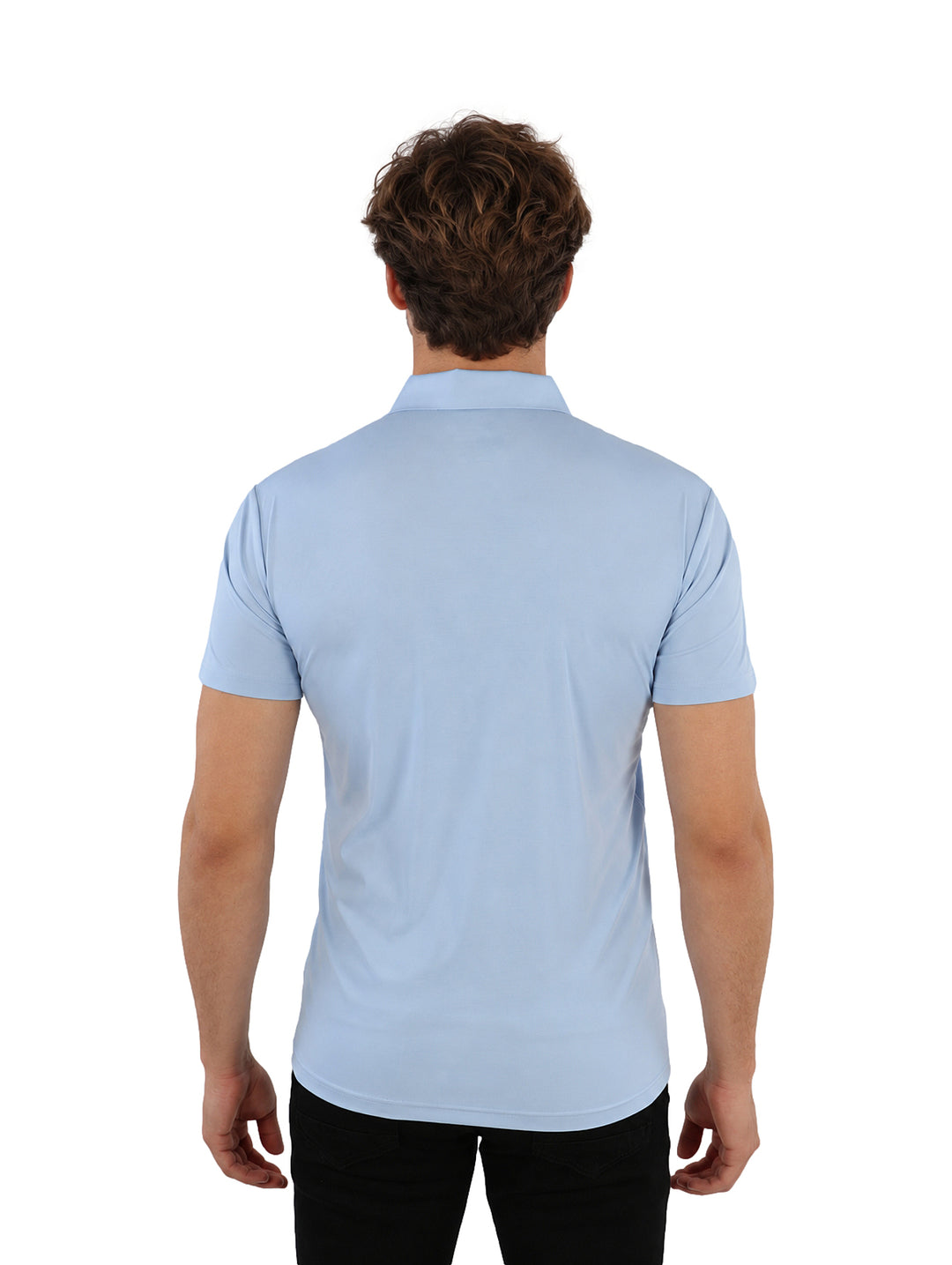 Hombre vistiendo playera polo azul claro y pantalones negros.