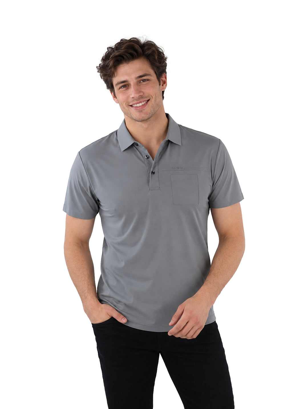 Hombre usando una playera polo Pavini de color azul con cuello y bolsillo frontal.