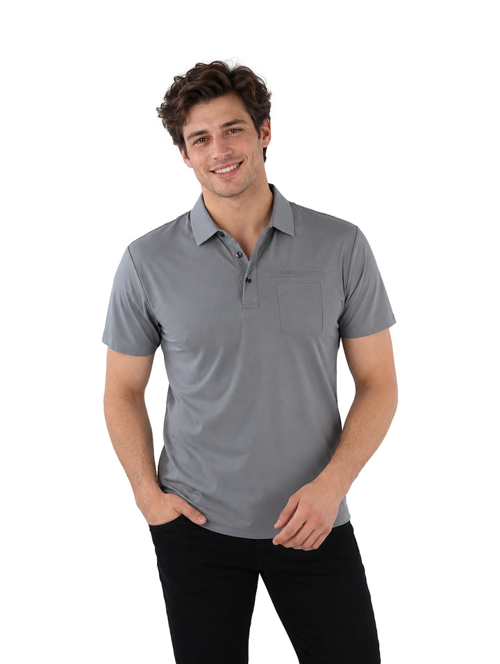 Hombre usando una playera polo Pavini de color azul con cuello y bolsillo frontal.