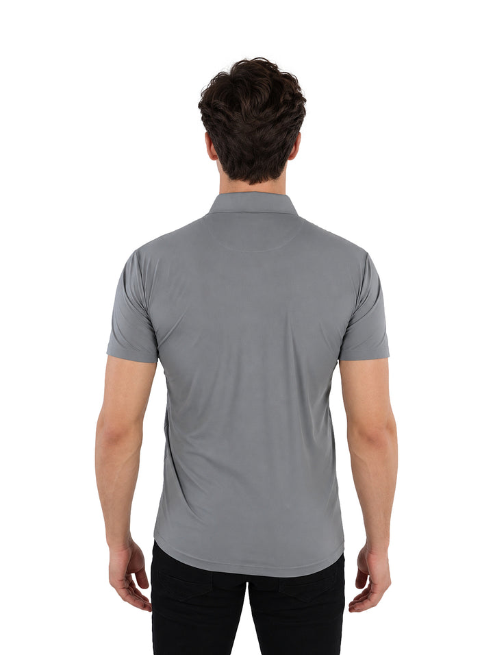 Hombre usando una playera polo Pavini de color azul con cuello y bolsillo frontal.