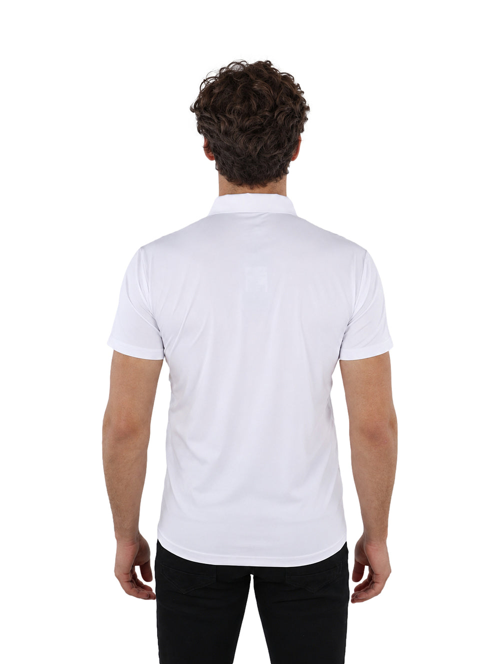 Hombre vistiendo una playera polo blanca de manga corta y pantalones negros sobre fondo blanco.