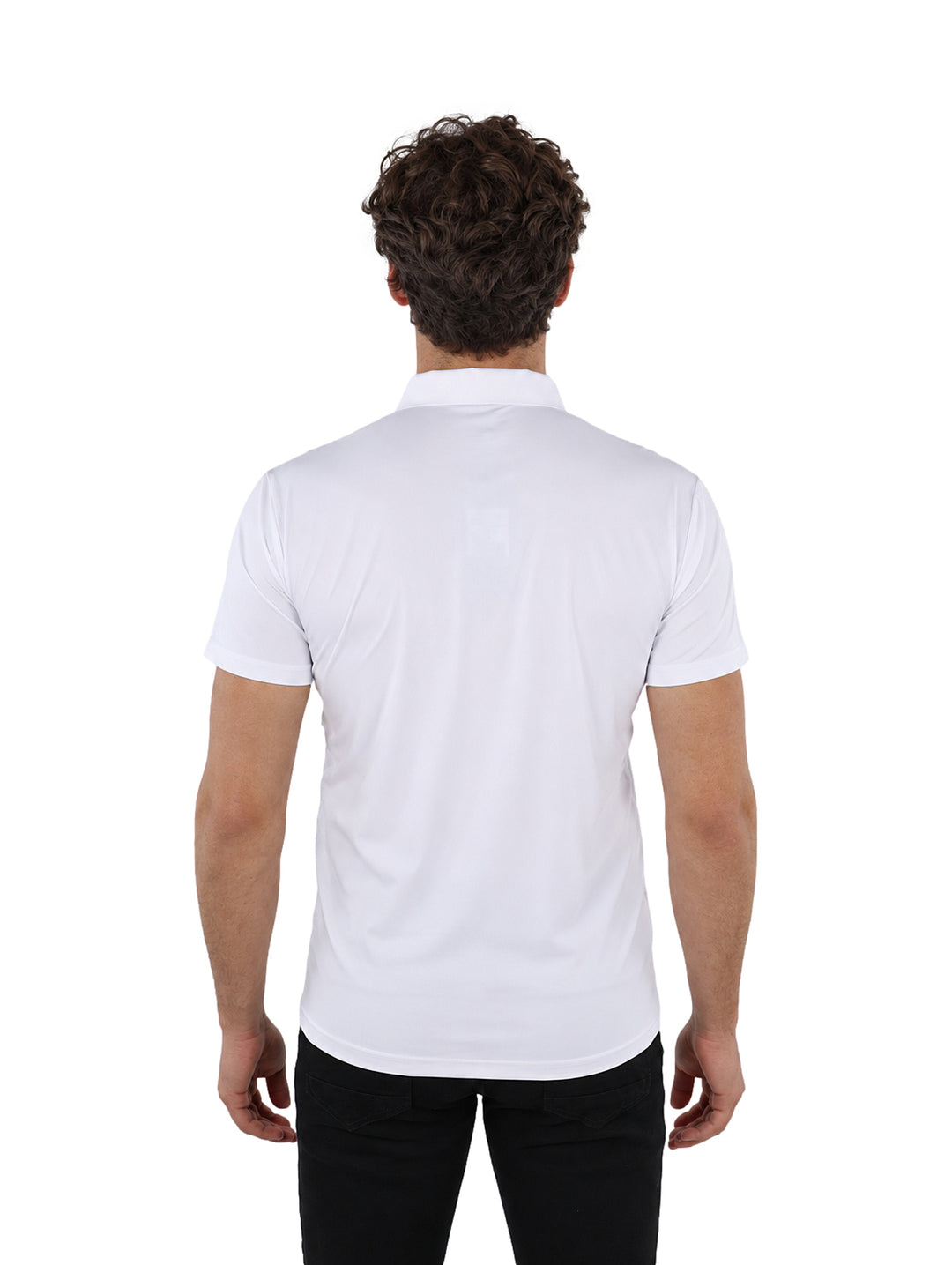 Hombre vistiendo una playera polo blanca de manga corta y pantalones negros sobre fondo blanco.
