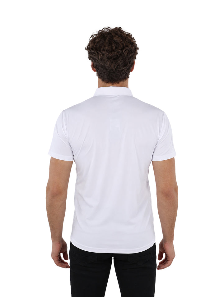 Hombre vistiendo una playera polo blanca de manga corta y pantalones negros sobre fondo blanco.