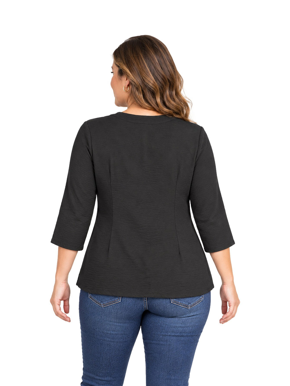 Mujer vistiendo una camisa negra de manga tres cuartos con botones frontales y jeans azules.