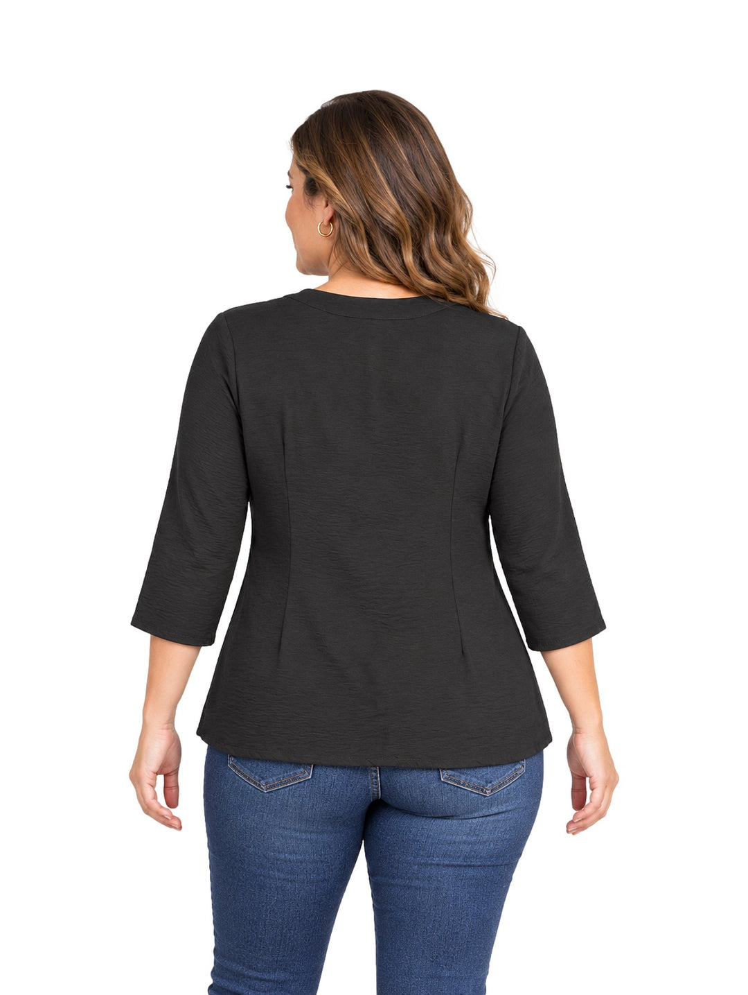 Mujer vistiendo una camisa negra de manga tres cuartos con botones frontales y jeans azules.