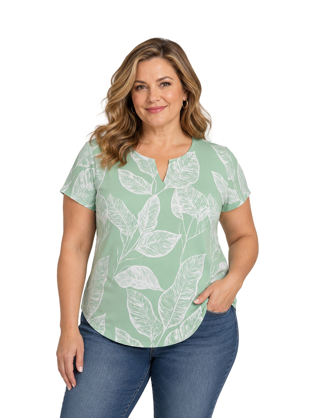 Mujer vistiendo blusa verde de manga corta con estampado de hojas blancas y cuello en V.