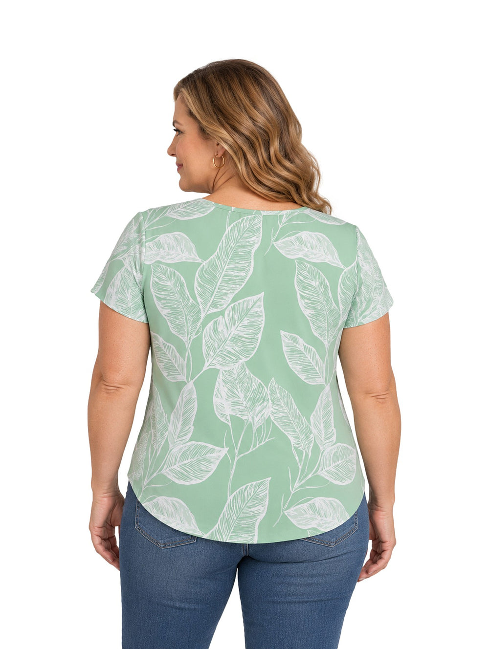 Mujer vistiendo blusa verde de manga corta con estampado de hojas blancas y cuello en V.