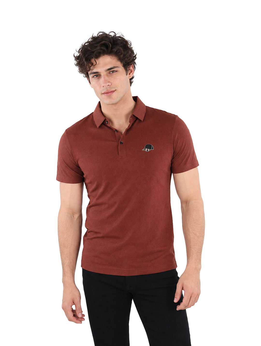 Hombre vistiendo una playera polo color brick de manga corta y cuello con botones.