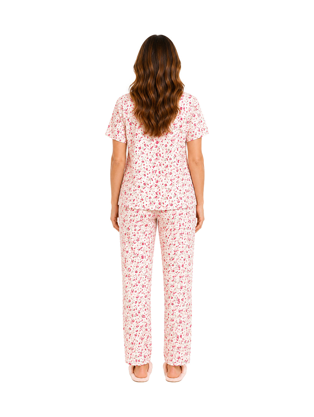 Mujer vistiendo pijama de dos piezas color rosa con estampado floral.