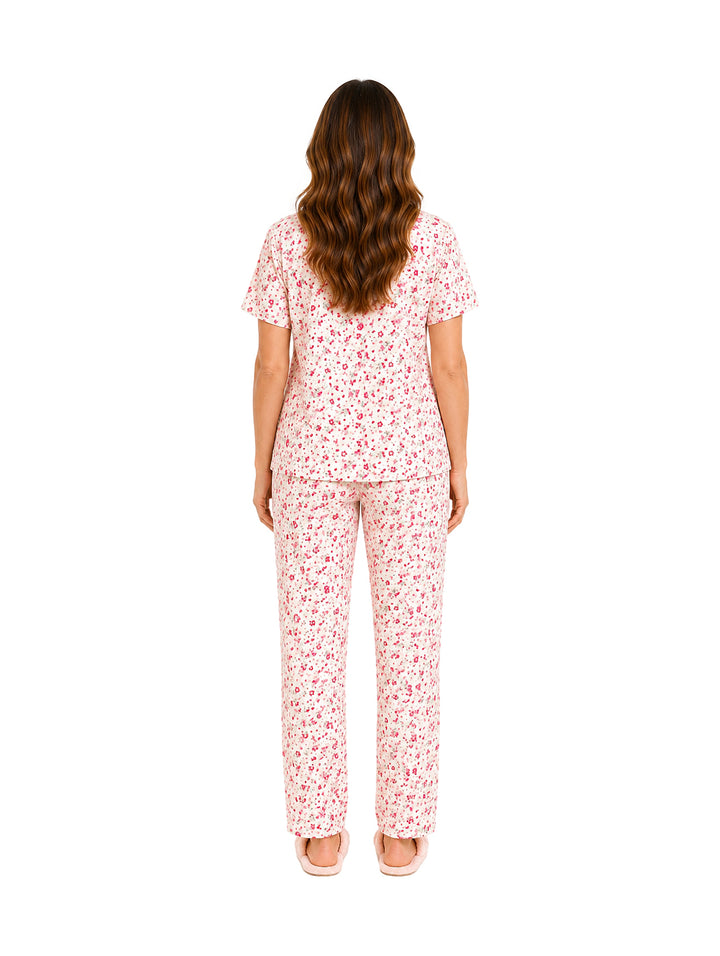 Mujer vistiendo pijama de dos piezas color rosa con estampado floral.