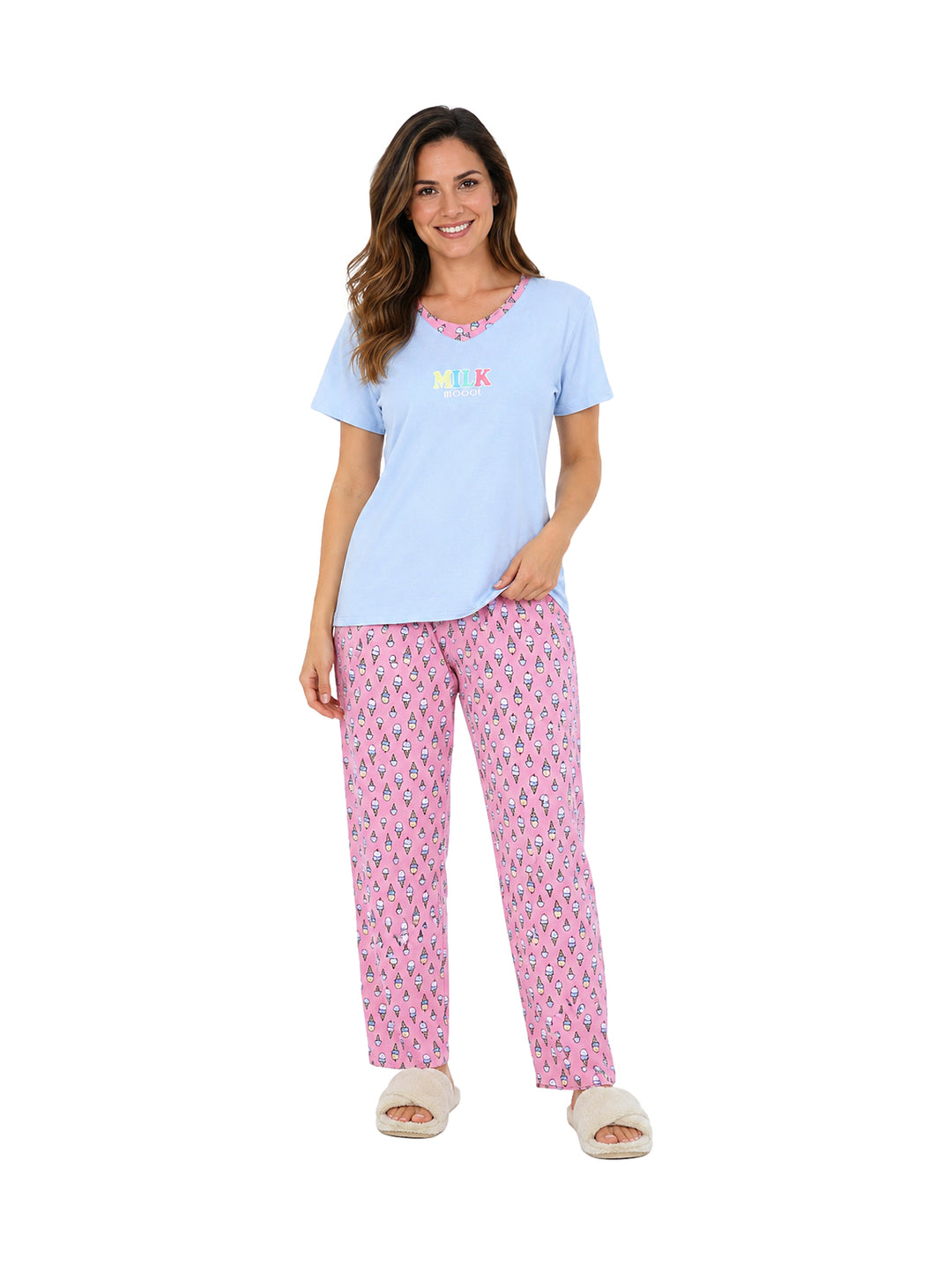 Mujer vistiendo pijama de dos piezas con camiseta color cielo y pantalón rosa estampado.
