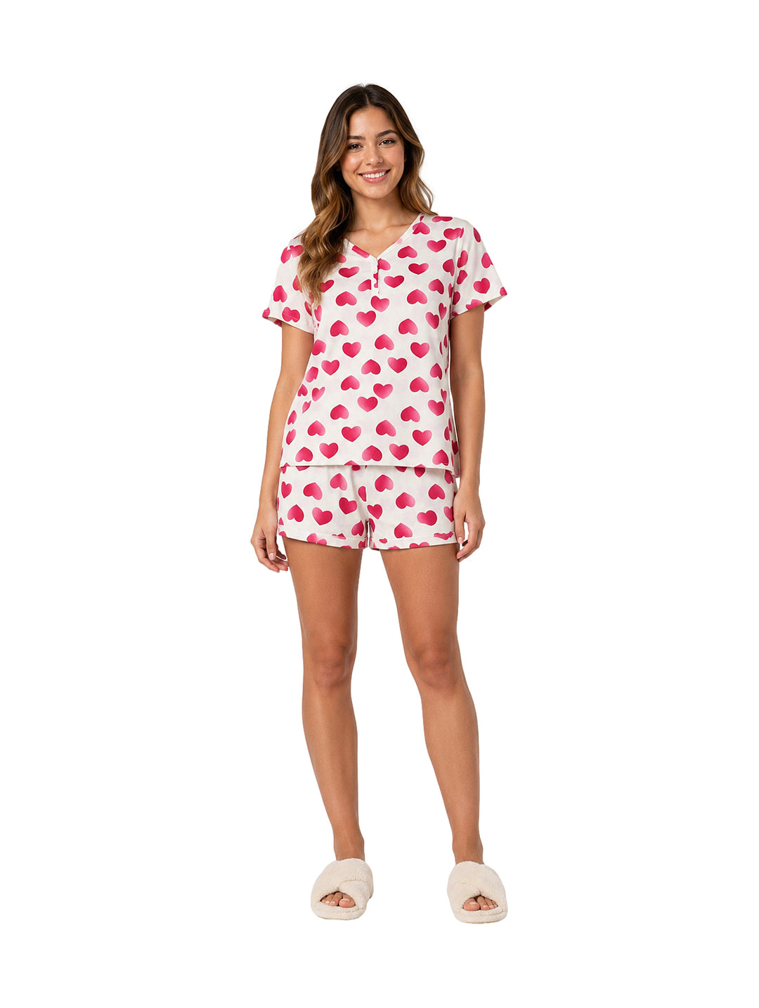 Mujer vistiendo pijama de dos piezas color blanco con estampado de corazones rosas.