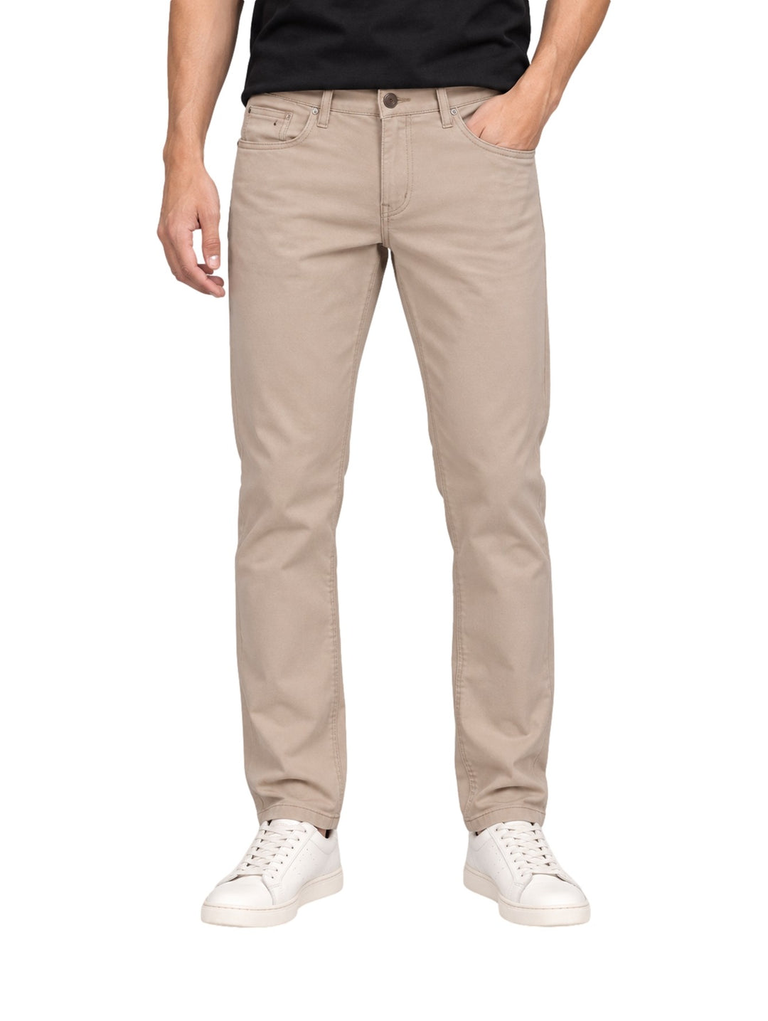 Hombre vistiendo un pantalón OGGI color khaki de corte recto y calzado blanco sobre fondo blanco.
