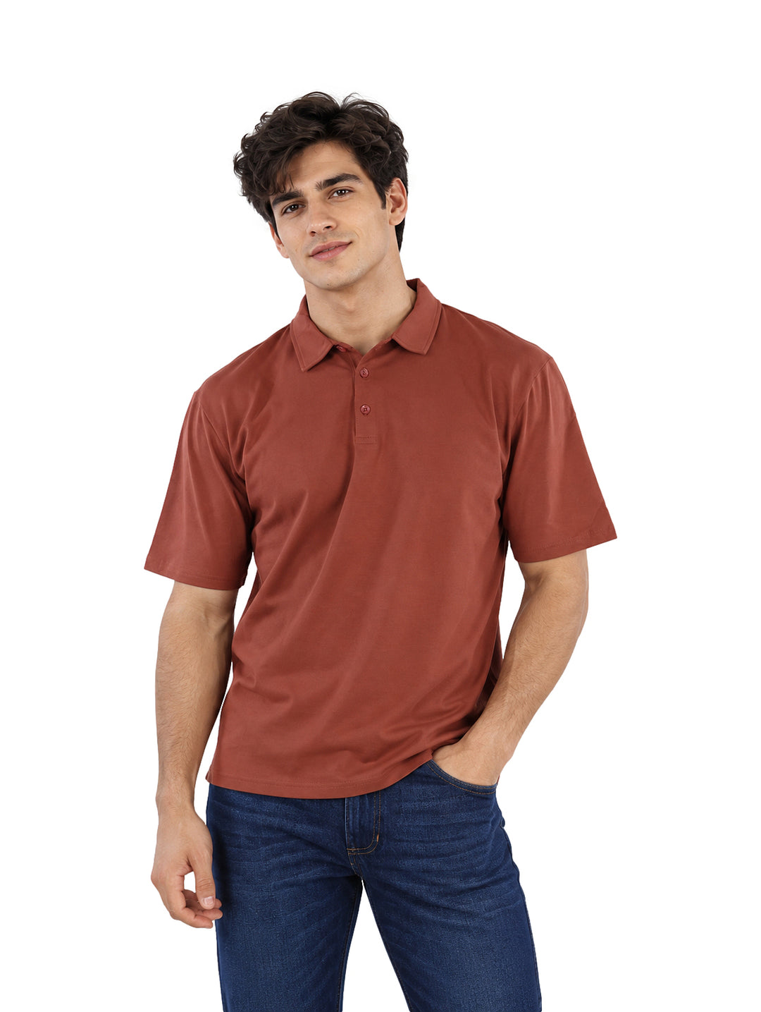Hombre vistiendo una playera polo color bronce de manga corta con cuello y botones.