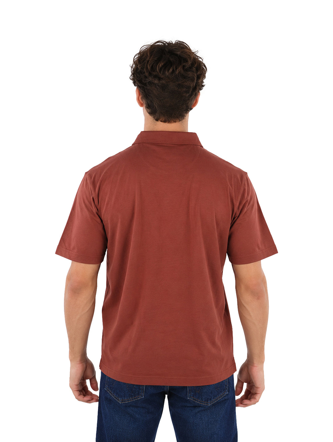Hombre vistiendo una playera polo color bronce de manga corta con cuello y botones.