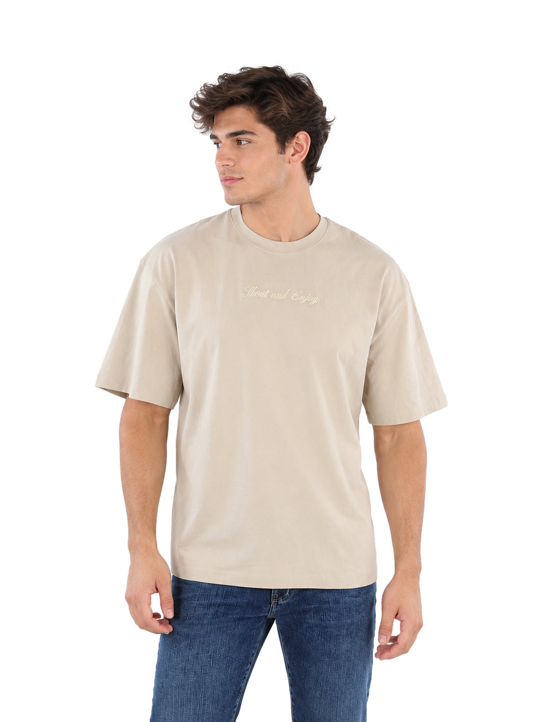 Hombre vistiendo playera color beige de manga corta y cuello redondo.