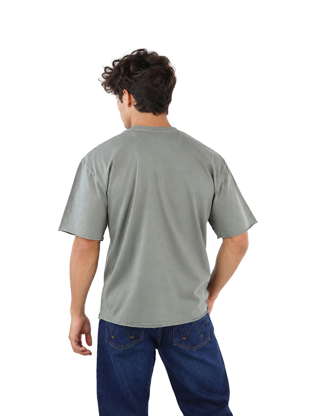 Hombre vistiendo playera color olivo de manga corta con un parche central con el texto UNAUTHORISED.